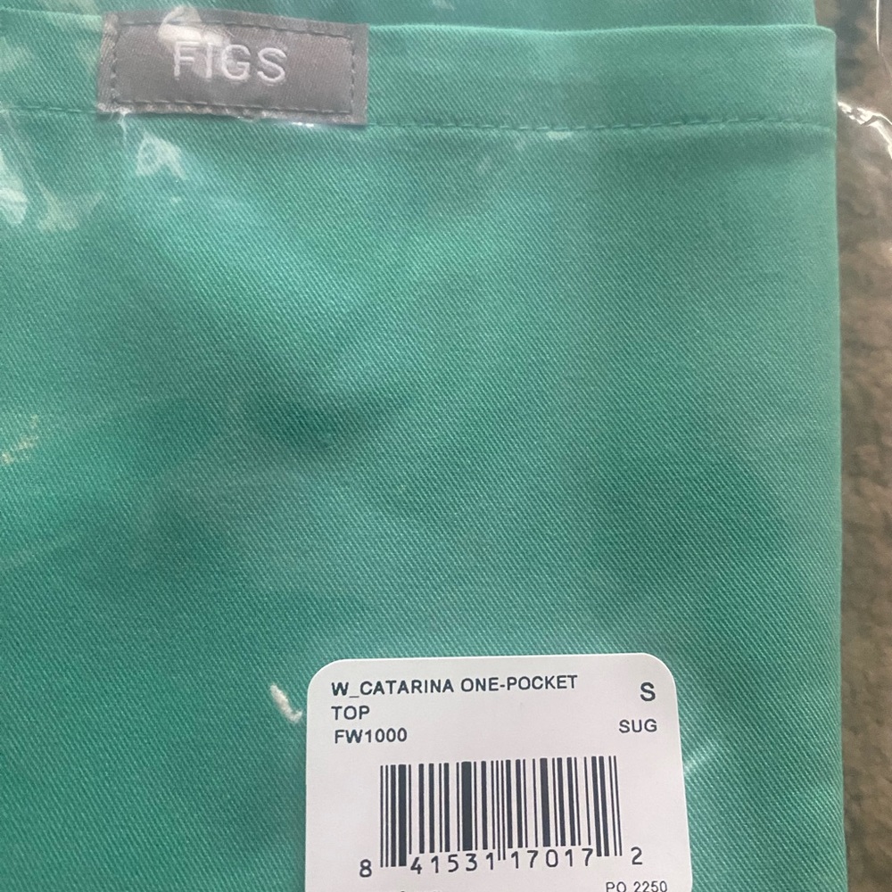 Small size Catarina one pocket top , figs scrub top